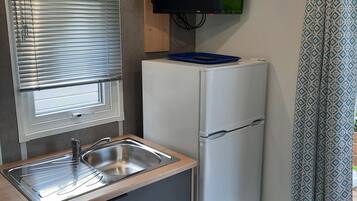 Kühlschrank, Mikrowelle, Herdplatte, Wasserkocher mit Kaffee-/Teezubehör
