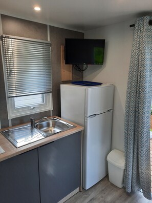 Jääkaappi, mikroaaltouuni, liesi, kahvin-/teenkeitin