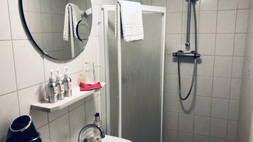 Kamar Double Premium (De Dillenburg) | Kamar mandi | Perlengkapan mandi gratis, pengering rambut,  dan handuk