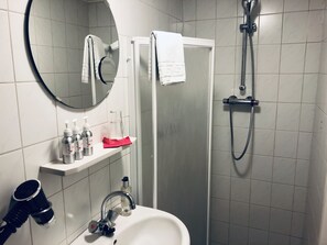 Premium Double Room (De Dillenburg) | Bathroom | Free toiletries, hair dryer, towels - B&B Kadushi (Braamt)