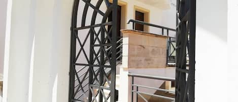 House, 2 Bedrooms, Balcony, City View | Exterior detail