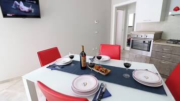 House, 1 Bedroom, Balcony, City View | Dining