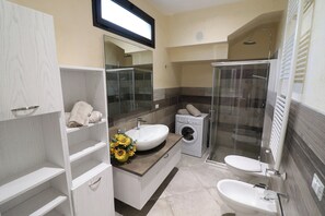 Casa, 1 quarto, sacada, vista para a cidade | Banheiro