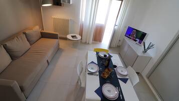 House, 1 Bedroom, Balcony, City View | Dining room