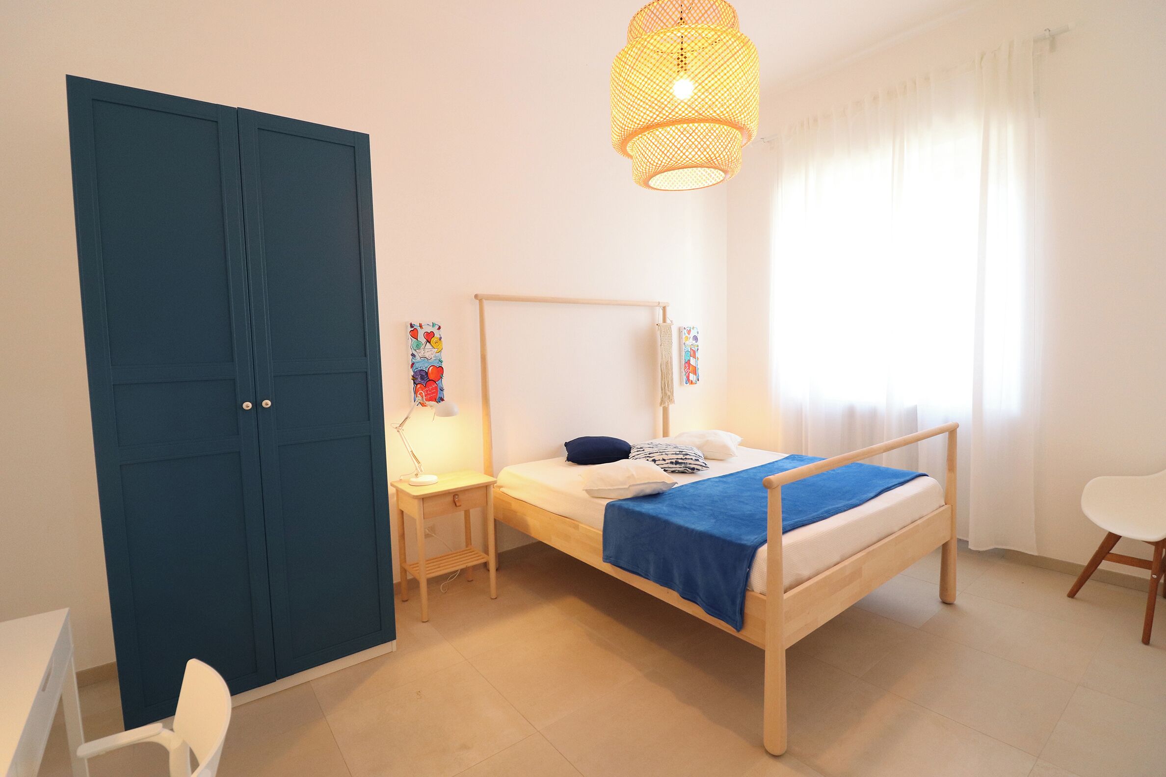 2 habitaciones y tabla de planchar con plancha 