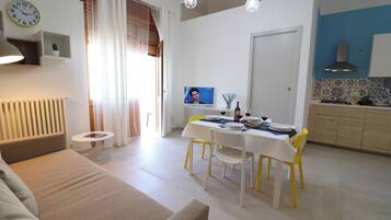 Huis, 1 slaapkamer, balkon, uitzicht op de stad | Dineerruimte