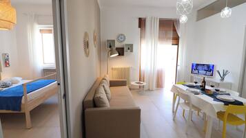 House, 1 Bedroom, Balcony, City View | Dining room