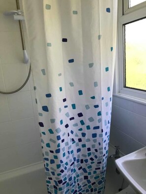 Chalet | Badkamer | Een bad/douchecombinatie, een diep bad