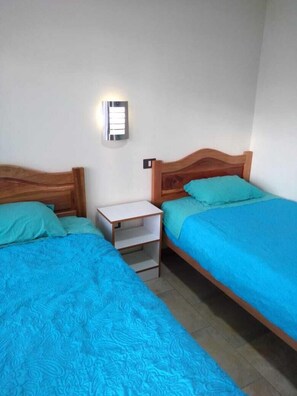 標準雙床房, 2 張單人床, 私人浴室 | 熨斗/熨衣板、床單