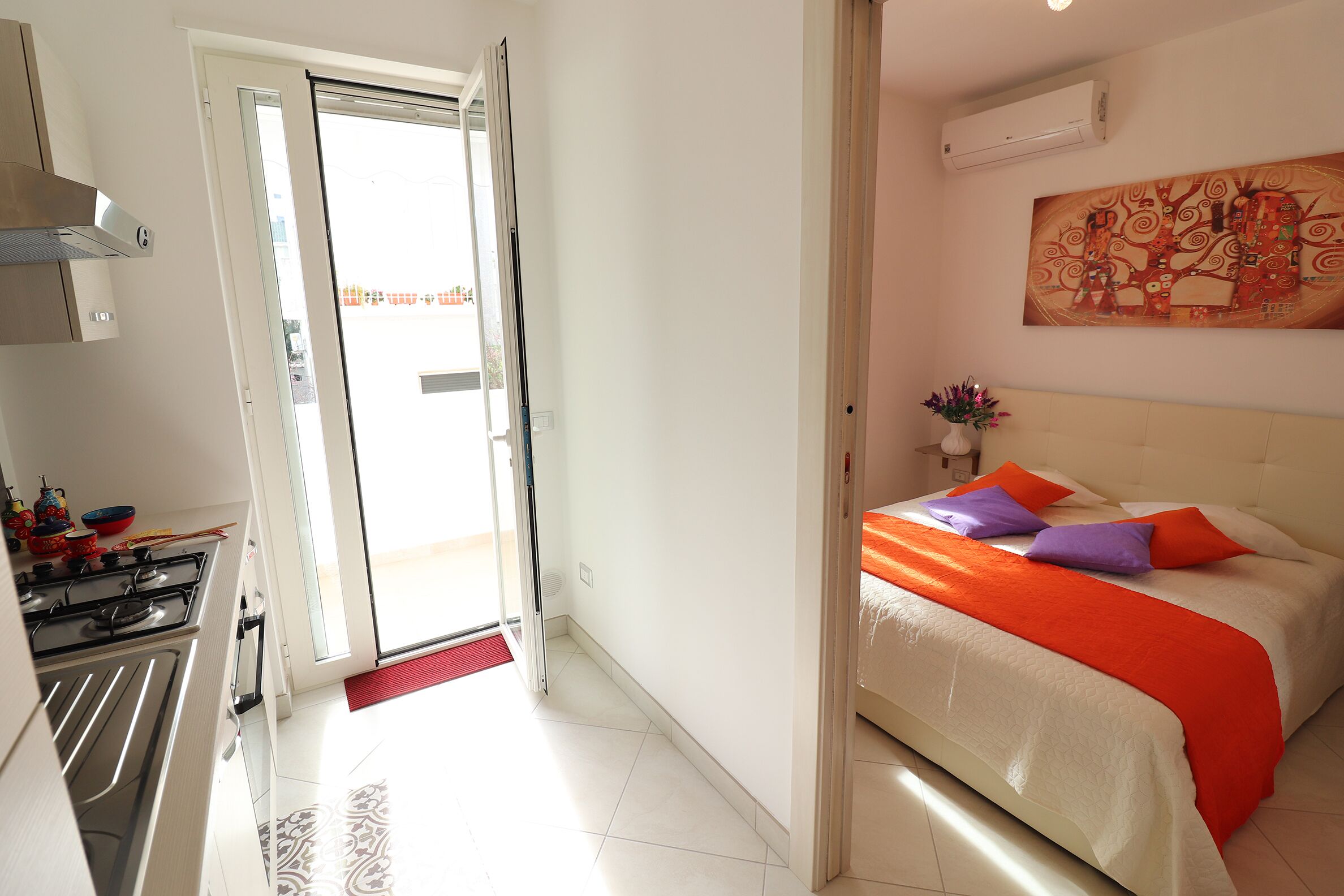 1 habitación y tabla de planchar con plancha 
