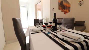 Ferienhaus, 1 Schlafzimmer, Balkon, Stadtblick | Esszimmer