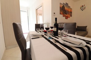 Ferienhaus, 1 Schlafzimmer, Balkon, Stadtblick | Esszimmer