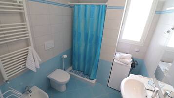 Huis, 1 slaapkamer, balkon, uitzicht op de stad | Badkamer | Gratis toiletartikelen, een haardroger, een bidet