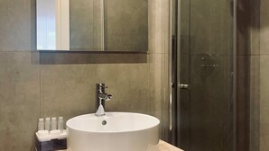 تجهيزات دش، مجففات شعر، مراحيض شطف، مناشف