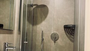 تجهيزات دش، مجففات شعر، مراحيض شطف، مناشف