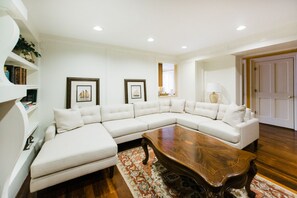 Una televisión, una chimenea