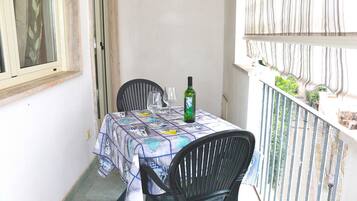 House, 2 Bedrooms, Balcony, City View | Outdoor dining