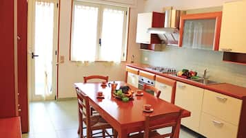 Casa, 2 habitaciones, balcón, vista a la ciudad | Cocina privada | Refrigerador y utensilios de cocina