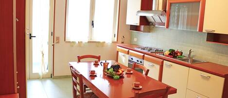 House, 2 Bedrooms, Balcony, City View | Private kitchen | Fridge, cookware/dishes/utensils