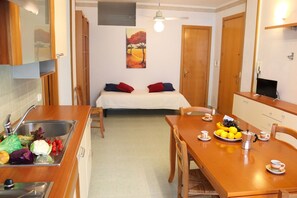 Ferienhaus, 2 Schlafzimmer, Balkon, Stadtblick | Speisen