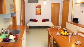House, 2 Bedrooms, Balcony, City View | Dining
