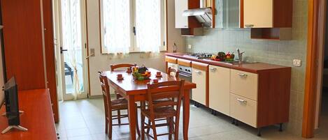 House, 2 Bedrooms, Balcony, City View | Interior