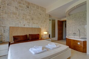 2 bedrooms, iron/ironing board, WiFi