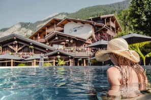 Een binnenzwembad en een buitenzwembad