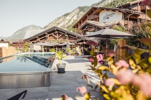 Sisäuima-allas, ulkouima-allas