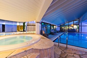 Inomhuspool och utomhuspool