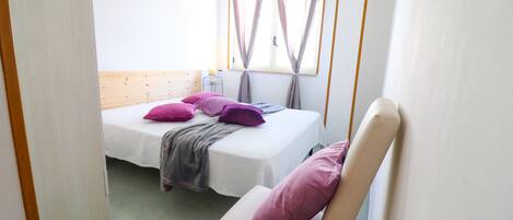 1 makuuhuone, silitysrauta/-lauta