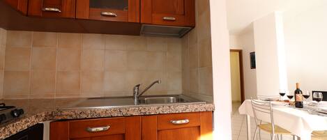 House, 2 Bedrooms, Balcony, City View | Private kitchen