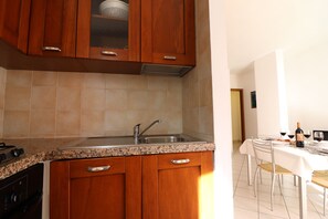 House, 2 Bedrooms, Balcony, City View | Private kitchen