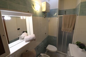 House, 2 Bedrooms, Balcony, City View | Bathroom amenities | Free toiletries, hair dryer, bidet
