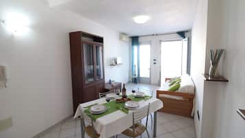 House, 2 Bedrooms, Balcony, City View | Dining