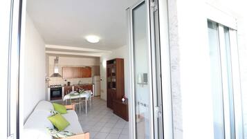 House, 2 Bedrooms, Balcony, City View | Dining