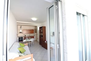 Talo, 2 makuuhuonetta, parveke, kaupunkinäköala | Ruokailu