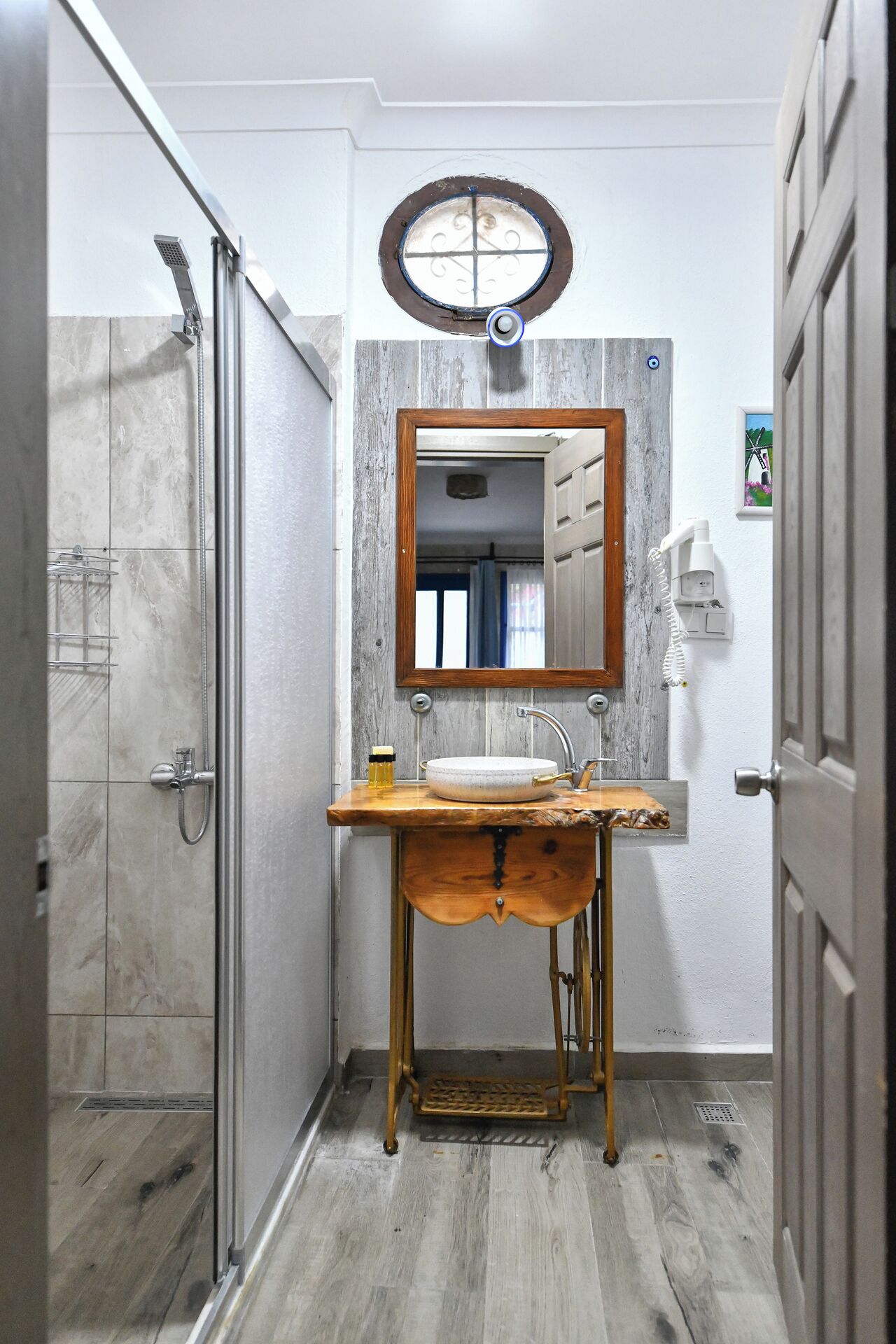 华丽三人房 | 浴室 | 淋浴设施、大花洒淋浴喷头、吹风机、毛巾