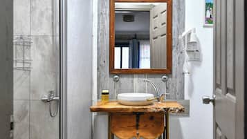 Tripla Deluxe | Bagno | Doccia, soffione a pioggia, asciugacapelli, asciugamani