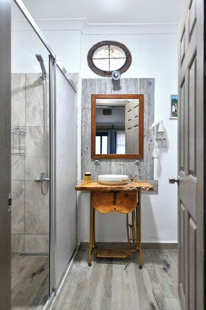 华丽三人房 | 浴室 | 淋浴设施、大花洒淋浴喷头、吹风机、毛巾