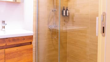 Deluxe-Dreibettzimmer | Badezimmer | Dusche, Regendusche, Haartrockner, Handtücher