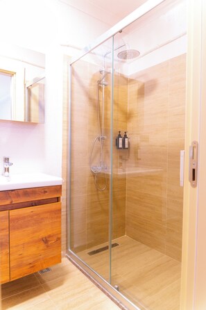 Deluxe Triple Room | Bathroom