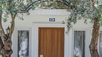 Habitación triple Deluxe | Zona de estar | Una Smart TV, Netflix, un altavoz inteligente, servicios de streaming