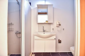 Bungalow | Salle de bain | Douche, douche à « effet pluie », sèche-cheveux, serviettes fournies