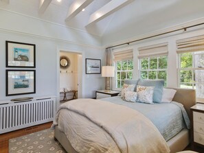 4 bedrooms, desk, free WiFi, bed sheets