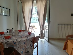 Ferienhaus, 2 Schlafzimmer, Balkon, Gartenblick | Speisen