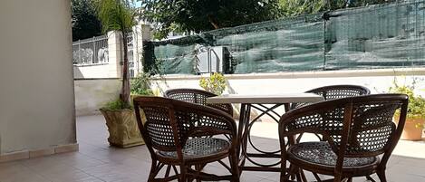 Hus - 2 sovrum - balkong - utsikt mot trädgården | Boendeområde