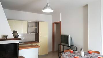 House, 2 Bedrooms, Balcony, Garden View | Dining