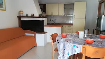 Hus - 2 sovrum - balkong - utsikt mot trädgården | Eget kök