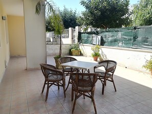 Ferienhaus, 2 Schlafzimmer, Balkon, Gartenblick | Unterkunftsgelände